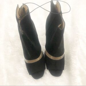 Guess sued black open toe zipper back heels size 8.5